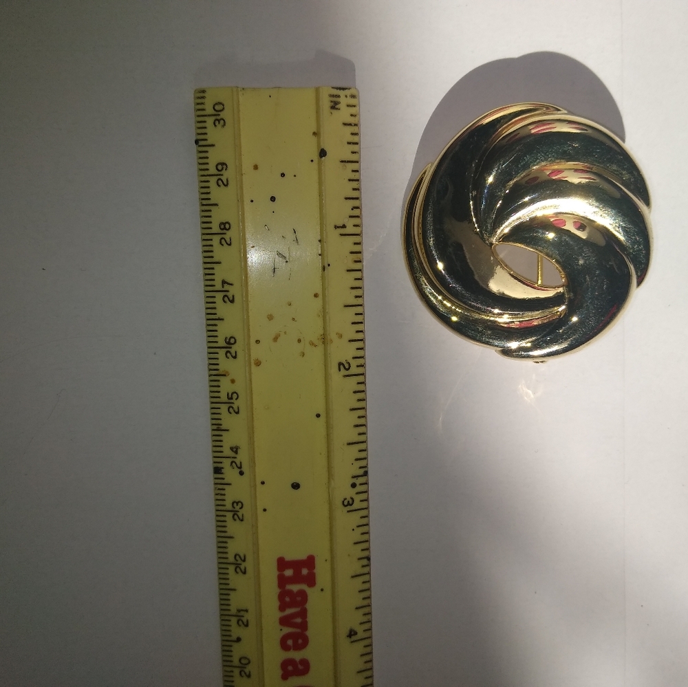 GOld tone swirl brooch Vintage Substantial Classic Scrolls Wave Golden c… - Picture 3 of 5
